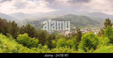 Vista panoramica della famosa località termale di Dilijan in Armenia circondata da fitte foreste nelle montagne del Caucaso Foto Stock