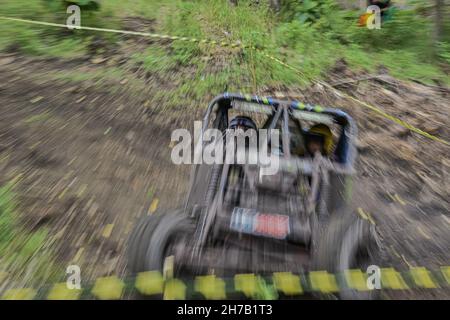 Soppeng, Sulawesi meridionale, Indonesia. 21 Nov 2021. I piloti offroad gareggiarono su uno dei circuiti del distretto di Soppeng nella Regional Extreme Offroad e Adventure Offroad Series 2 organizzata dalla Federazione Indonesia Ofroad (IOF). L'Indonesia ha ambizioni di far progredire gli sport automobilistici nel campo delle offroad. (Credit Image: © Moch Farabi Wardana/Pacific Press via ZUMA Press Wire) Foto Stock