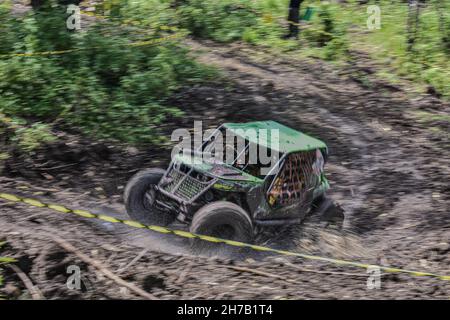 Soppeng, Sulawesi meridionale, Indonesia. 21 Nov 2021. I piloti offroad gareggiarono su uno dei circuiti del distretto di Soppeng nella Regional Extreme Offroad e Adventure Offroad Series 2 organizzata dalla Federazione Indonesia Ofroad (IOF). L'Indonesia ha ambizioni di far progredire gli sport automobilistici nel campo delle offroad. (Credit Image: © Moch Farabi Wardana/Pacific Press via ZUMA Press Wire) Foto Stock