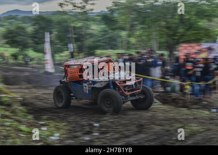 Soppeng, Sulawesi meridionale, Indonesia. 21 Nov 2021. I piloti offroad gareggiarono su uno dei circuiti del distretto di Soppeng nella Regional Extreme Offroad e Adventure Offroad Series 2 organizzata dalla Federazione Indonesia Ofroad (IOF). L'Indonesia ha ambizioni di far progredire gli sport automobilistici nel campo delle offroad. (Credit Image: © Moch Farabi Wardana/Pacific Press via ZUMA Press Wire) Foto Stock