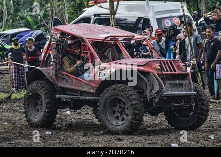 Soppeng, Sulawesi meridionale, Indonesia. 21 Nov 2021. I piloti offroad gareggiarono su uno dei circuiti del distretto di Soppeng nella Regional Extreme Offroad e Adventure Offroad Series 2 organizzata dalla Federazione Indonesia Ofroad (IOF). L'Indonesia ha ambizioni di far progredire gli sport automobilistici nel campo delle offroad. (Credit Image: © Moch Farabi Wardana/Pacific Press via ZUMA Press Wire) Foto Stock