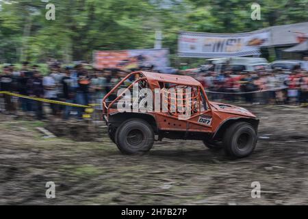 Soppeng, Sulawesi meridionale, Indonesia. 21 Nov 2021. I piloti offroad gareggiarono su uno dei circuiti del distretto di Soppeng nella Regional Extreme Offroad e Adventure Offroad Series 2 organizzata dalla Federazione Indonesia Ofroad (IOF). L'Indonesia ha ambizioni di far progredire gli sport automobilistici nel campo delle offroad. (Credit Image: © Moch Farabi Wardana/Pacific Press via ZUMA Press Wire) Foto Stock