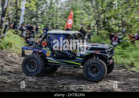 Soppeng, Sulawesi meridionale, Indonesia. 21 Nov 2021. I piloti offroad gareggiarono su uno dei circuiti del distretto di Soppeng nella Regional Extreme Offroad e Adventure Offroad Series 2 organizzata dalla Federazione Indonesia Ofroad (IOF). L'Indonesia ha ambizioni di far progredire gli sport automobilistici nel campo delle offroad. (Credit Image: © Moch Farabi Wardana/Pacific Press via ZUMA Press Wire) Foto Stock