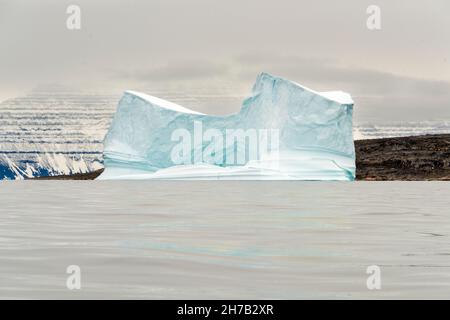 Iceberg di fronte a Gasepynt e Geikie Plateau, vicino a Denmark Island, Groenlandia orientale Foto Stock