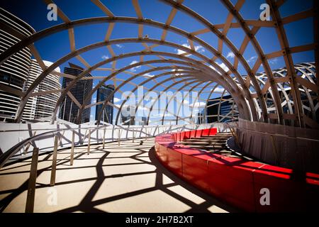 L'architettura iconica di Webb Bridge in una calda mattinata primaverile nell'area Docklands di Melbourne, Victoria, Australia Foto Stock