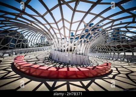 L'architettura iconica di Webb Bridge in una calda mattinata primaverile nell'area Docklands di Melbourne, Victoria, Australia Foto Stock