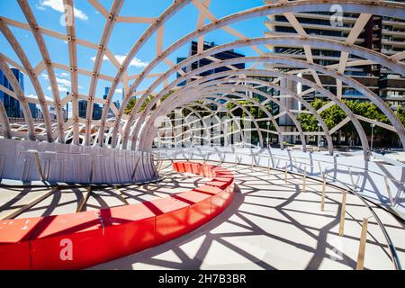 L'architettura iconica di Webb Bridge in una calda mattinata primaverile nell'area Docklands di Melbourne, Victoria, Australia Foto Stock