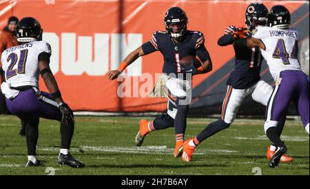 USA. 21 Nov 2021. Chicago Bears quarterback Justin Fields (1) corre con la palla durante la prima metà contro i Baltimore Ravens al Soldier Field, domenica 21 novembre 2021, a Chicago. (Foto di Antonio Perez/Chicago Tribune/TNS/Sipa USA) Credit: Sipa USA/Alamy Live News Foto Stock