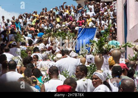 Integranti della religione Candomble in celebrazione religiosa attraverso le strade della città storica o Foto Stock