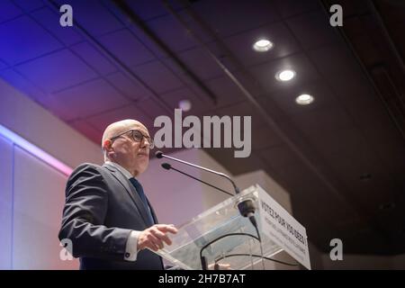 Mandelieu, Francia. 21 Nov 2021. Eric Ciotti parla durante il suo incontro politico.Eric Ciotti, candidato del partito di destra per il partito conservatore francese, le primarie presidenziali del 2022 di Les Republicains (LR) tiene un incontro politico a Mandelieu. Il partito di destra sceglierà il suo candidato per le elezioni presidenziali francesi del 2022 durante un congresso LR il 4 dicembre 2021. Credit: SOPA Images Limited/Alamy Live News Foto Stock