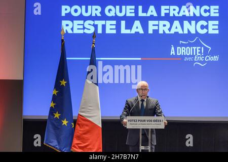 Mandelieu, Francia. 21 Nov 2021. Eric Ciotti parla durante il suo incontro politico.Eric Ciotti, candidato del partito di destra per il partito conservatore francese, le primarie presidenziali del 2022 di Les Republicains (LR) tiene un incontro politico a Mandelieu. Il partito di destra sceglierà il suo candidato per le elezioni presidenziali francesi del 2022 durante un congresso LR il 4 dicembre 2021. (Foto di Laurent Coust/SOPA Images/Sipa USA) Credit: Sipa USA/Alamy Live News Foto Stock