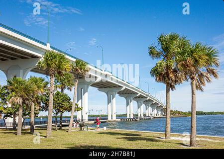 Jensen Beach Florida, Indian River Lagoon, Frank A. Wacha Bridge, NE Causeway Boulevard, parco acquatico con alberi di palma sabbiali Foto Stock