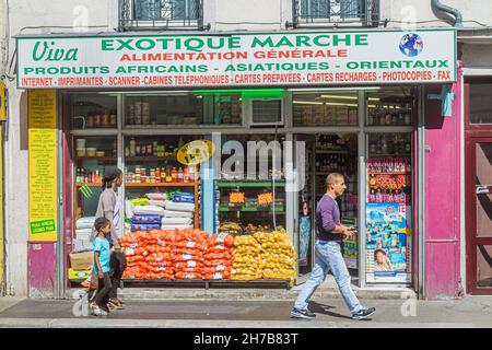 Parigi Francia, Avenue de la Porte de Montmartre, negozio di alimentari di importazione prodotti alimentari, Black donna madre ragazza femmina figlia esterno Foto Stock