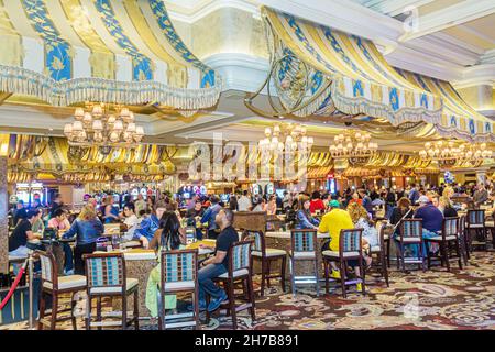 Las Vegas Nevada, The Strip South Las Vegas Boulevard, hotel Bellagio casinò giochi d'azzardo giocatori tavoli all'interno Foto Stock