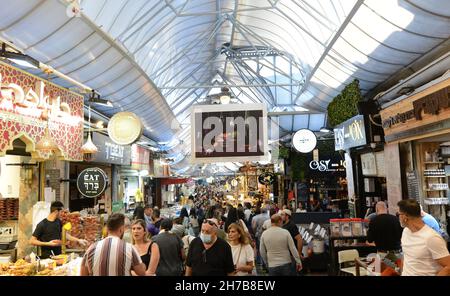 Knafeh Alhalabi negozio di dolci medio-orientali presso il vivace mercato Mahane Yehuda a Gerusalemme, Israele. Foto Stock