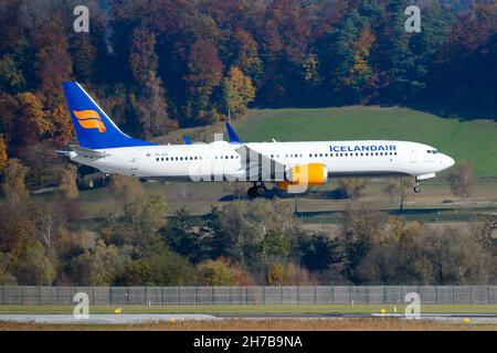 Icelandair Boeing 737 Max aereo che atterra all'aeroporto di Zurigo in arrivo da Keflavik, Islanda. Aereo TF-ICC 737 MAX of Iceland Air Landing. Foto Stock