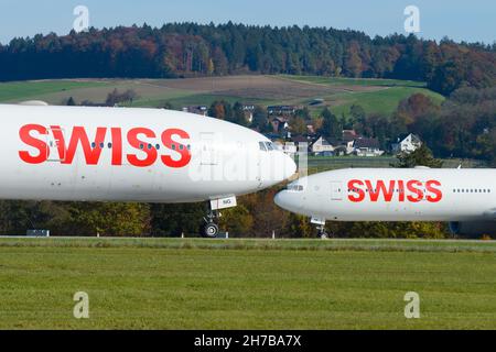 Coppia di velivoli Swiss Air Lines Boeing 777 presso la compagnia aerea hanno all'aeroporto di Zurigo Kloten in Svizzera. Aerei Swiss Airlines insieme. Foto Stock