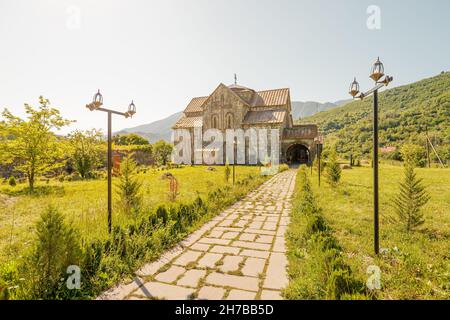 Famoso monastero e fortezza complesso di Akhtala (10 ° secolo) nel nord dell'Armenia. Una popolare attrazione turistica e religiosa. Foto Stock