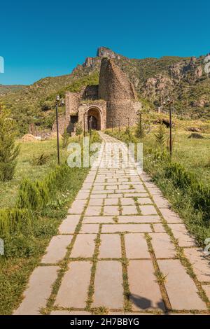 Rovine di un'antica fortezza sul territorio di un monastero fortificato Akhtala in Armenia Foto Stock