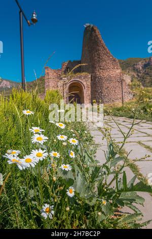 Rovine di un'antica fortezza sul territorio di un monastero fortificato Akhtala in Armenia Foto Stock