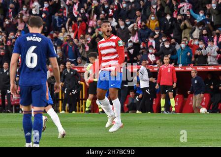 Granada, Spagna. 21 Nov 2021. (11/21/2021) Luis Suarez festeggia il suo obiettivo durante la partita la Liga Santander tra Granada CF e Real Madrid CF allo stadio Los Carmenes di Granada (Foto di Agostino Gemito/Pacific Press/Sipa USA) Credit: Sipa USA/Alamy Live News Foto Stock