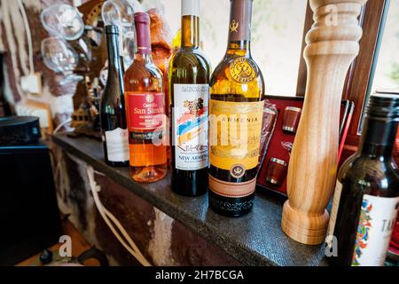 18 maggio 2021, Armenia Wine Factory, Armenia: Assortimento di bevande alcoliche in negozio. Vino e cognac in Armenia Foto Stock