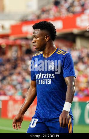 Granada, Spagna. 21 Nov 2021. Vinicius Junior visto in azione durante la partita la Liga Santander tra Granada CF e Real Madrid allo stadio Nuevo Los Carmenes, a Granada. (Punteggio finale; Granada CF 1:4 Real Madrid) Credit: SOPA Images Limited/Alamy Live News Foto Stock