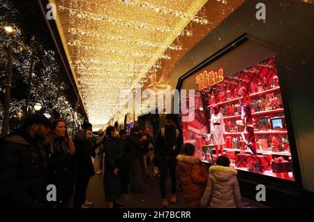 Parigi, Francia. 21 Nov 2021. I pedoni guardano la vetrina di Natale al grande magazzino Galeries Lafayette, a Parigi, Francia, 21 novembre 2021. I grandi magazzini hanno svelato i loro vetrine di Natale per il prossimo festival. Credit: Gao Jing/Xinhua/Alamy Live News Foto Stock