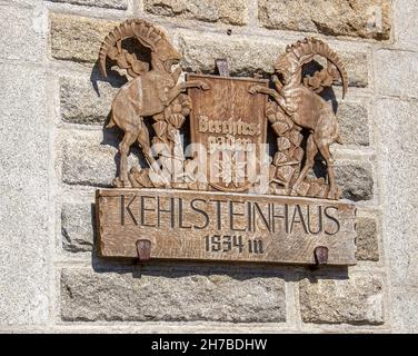 Cartello in legno KEHLSTEINHAUS sul muro di pietra. Il Nido dell'Aquila, Kehlstein, Obersalzberg, Berchtesgaden, Germania. Foto Stock