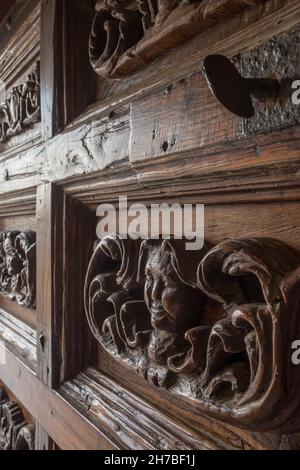 Dettaglio architettonico della porta in legno della Basilica Cattedrale nella città di Cefalu, Sicilia, Italia Foto Stock