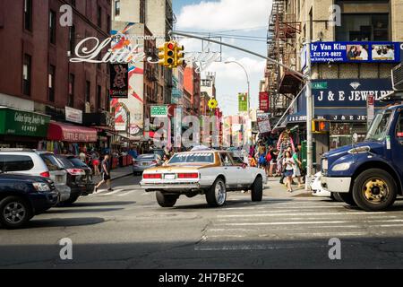New York, USA - 16 giugno 2014: Vista di Mulberry Street con il cartello Little Italy, Manhattan Foto Stock