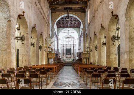Interno del Duomo nel centro storico di Siracusa, Sicilia, Italia Foto Stock