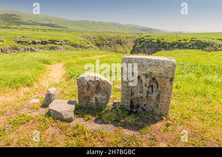 Antico tradizionale khachkar intagliato o croce-pietra installato vicino Lori berd rovinato fortezza. Patrimonio e arte armena Foto Stock