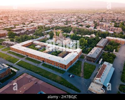 Veduta aerea di un grande e famoso complesso di Etchmiadzin che ospita un seminario educativo e il Catholicos Supremo di tutti gli Armeni e un monastero a Vaghar Foto Stock