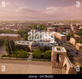 Veduta aerea dell'altare all'aperto con seminario e chiesa degli Arcangeli nel complesso di Etchmiadzin al tramonto Foto Stock