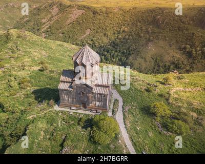 Vista aerea del drone della famosa chiesa di Vahramashen situata vicino alla fortezza di Amberd in Armenia. Concetto di viaggio e visita turistica Foto Stock