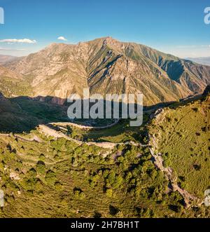 Vista aerea panoramica della famosa fortezza di Smbataberd nella provincia armena di Vayots Dzor, con splendide viste sulle valli montane e sui crinali Foto Stock