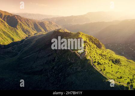 Vista aerea panoramica della famosa fortezza di Smbataberd nella provincia armena di Vayots Dzor, con splendide viste sulle valli montane e sui crinali Foto Stock