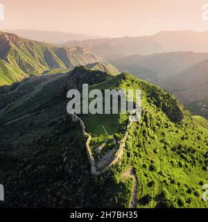 Vista aerea panoramica della famosa fortezza di Smbataberd nella provincia armena di Vayots Dzor, con splendide viste sulle valli montane e sui crinali Foto Stock