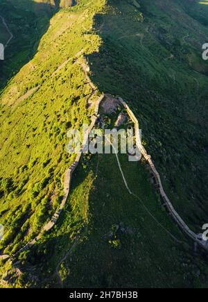 Vista aerea dall'alto verso il basso della fortezza di Smbataberd in Armenia. Attrazioni storiche e turistiche Foto Stock