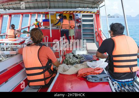 Vista posteriore dei passeggeri amanti in giubbotto di vita rilassante sul balcone che gode di vista dalla barca dell'isola di Samui in SEA.Happy coppia turisti casual fuori su Foto Stock