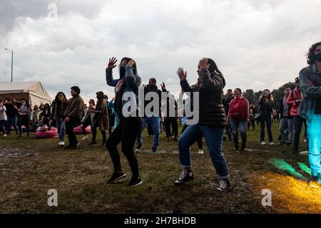 Gli amanti del concerto si godono, ballano e cantano alla salsa cocke, salsa, cumbia e jazz durante il secondo giorno del festival musicale 'IDARTES 10 años' che trasporta musica rock, metal, punk, salsa e hip hop in due fine settimana (20-21 e 27-28 novembre) Al Parco Simon Bolivar e scenario 'la Media torta' a Bogotà, Colombia, il 21 novembre 2021. Foto Stock