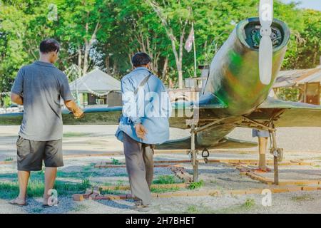 I turisti watch replica giapponese di aerei da combattimento durante la II Guerra mondiale alla Guerra Mondiale ll progetto ponte nei pressi del ponte sul fiume Kwai in Kanchanaburi T Foto Stock