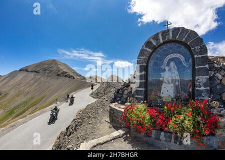 ALPES DE HAUTE-PROVENCE, 04, VALLE DI UBAYE, IL COL DE LA BONNETTE È UNA STRADA DI PASSO DI MONTAGNA A 2715 METRI DI ALTITUDINE, CHE COLLEGA LA VALLE DI UBAYE IN Foto Stock