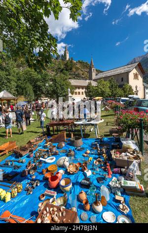 ALPES DE HAUTE-PROVENCE, 04, VALLE D'UBAYE, VILLAGGIO DI JAUZIERS, JAUSIERS, FIERA MERCATO DELLE PULCI DI BROCANTE Foto Stock