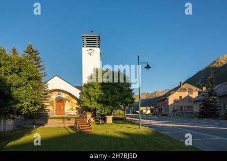 ALPES DE HAUTE-PROVENCE, 04, VALLE DI UBAYE, LARCHE VILLAGGIO, NOTRE-DAME-DES-NEIGES (XXE SIECLE) CHIESA Foto Stock