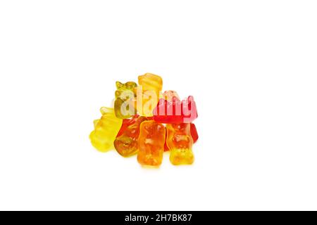 Mucchio di Gummy Bears Candy multicolore isolato su sfondo bianco. Dolci di gelatina di diversi colori Foto Stock