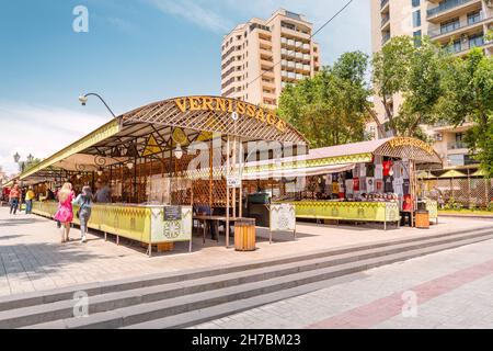 25 maggio 2021, Yerevan, Armenia: Il famoso mercato turistico delle pulci e souvenir Vernissage nel centro di Yerevan Foto Stock
