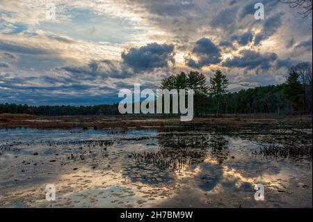 Fronte freddo associato a una forte onda corta che passa sopra un lago nel Massachusetts centrale. Ha prodotto un'epidemia diffusa di condizioni meteorologiche avverse Foto Stock