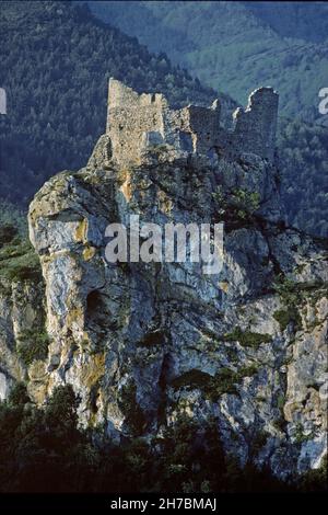 FRANCIA. PIRENEI ORIENTALI (66). I FENOUILLEDES. IL CASTELLO IN ROVINA DI FENOUILLET. LA TORRE DI GUARDIA Foto Stock